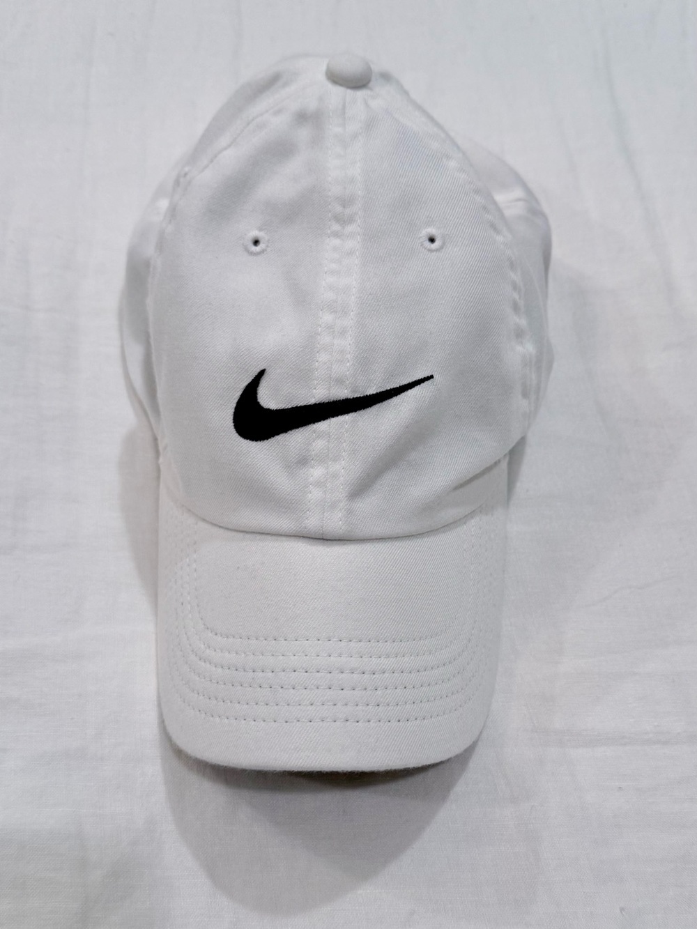 🖤NWOT- Nike White Baseball Cap with Black Swoosh Embroidery